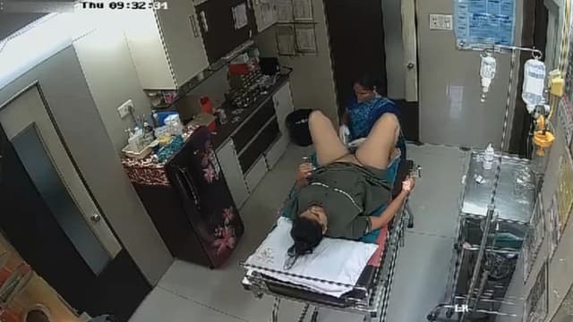 Desi Bhabhi In Clinic House-Keeper Shaving Her Pussy – hindixxxsite porn