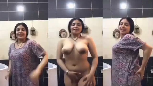 Video call – Friend’s sexy mother shows her pussy on video free